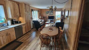 Hus, flere senger, peis, hageutsikt (NR #07) | Innvendig