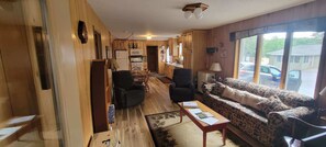 Hus - flera sängar - eldstad - utsikt mot trädgården (NR #07) | Vardagsrum