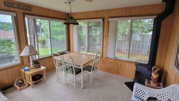 Hus, flere senger, peis, hageutsikt (NR #07) | Utsikt fra rommet