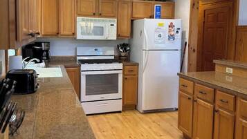 House, Multiple Beds, Patio, Garden View (Camp Pinemere) | Private kitchen