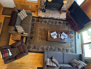 Casa, varias camas, patio, vista al jardín (Camp Pinemere) | Área de sala de estar