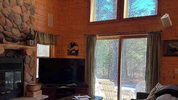 House, Multiple Beds, Patio, Garden View (Camp Pinemere) | Living area