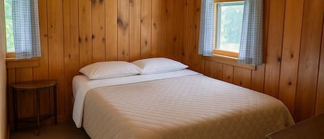 Chalet rustique, 2 lits doubles, cuisine (GS Dancin' Bobber #2) | 2 chambres, décor unique, ameublement unique, literie fournie