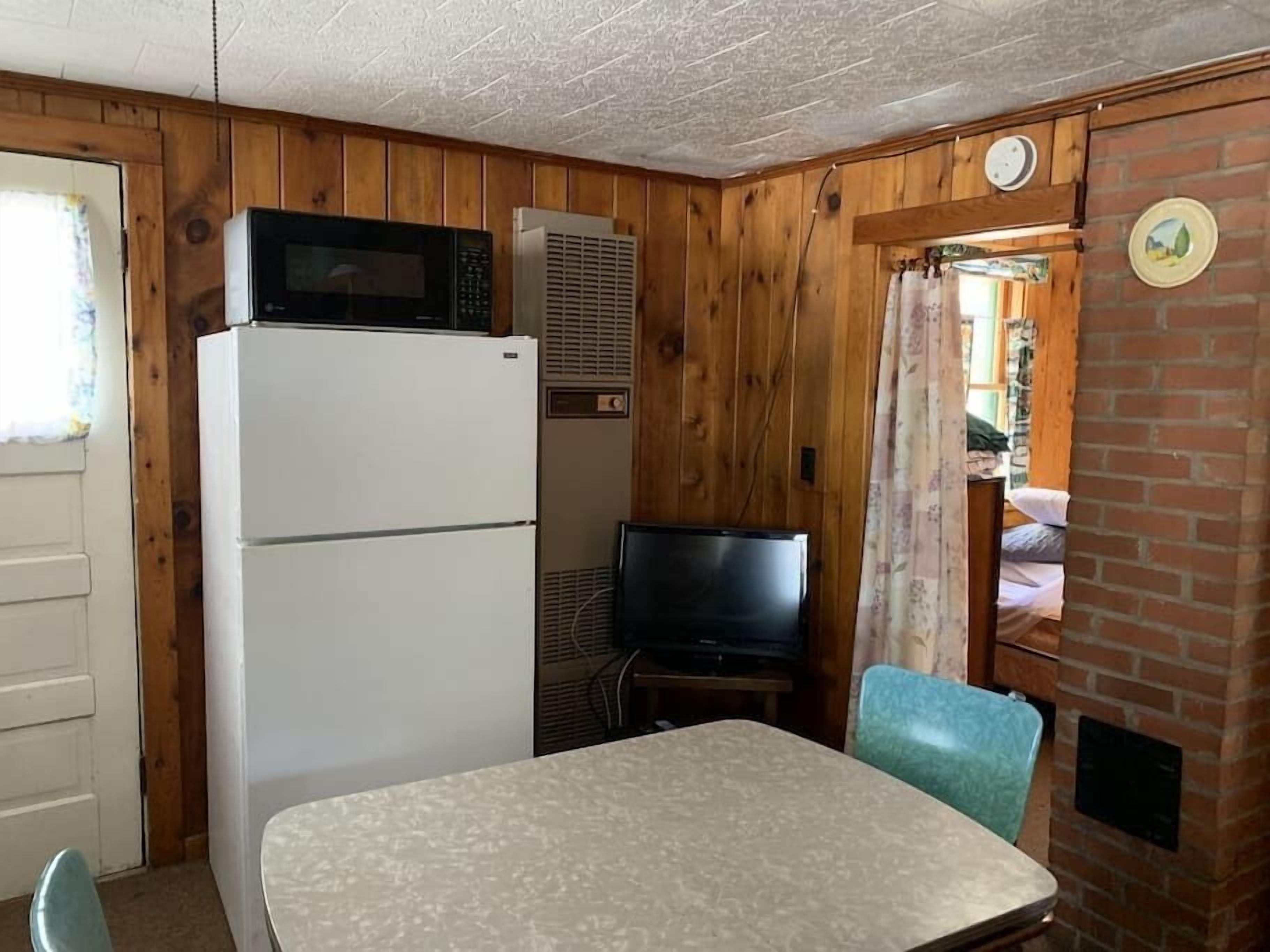 Cabin, 2 Double Beds, Kitchen (GS Dancin' Bobber #2) | Dining