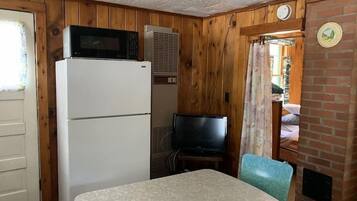 Cabin, 2 Double Beds, Kitchen (GS Dancin' Bobber #2) | Dining