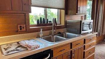 Condo, Berbilang Katil, Patio (Island Cove Resort 9) | Dapur peribadi