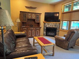 联排别墅, 多张床, 露台 (Minocqua Lk Condo B7) | 起居区