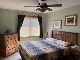 Casa adosada, varias camas, patio (Minocqua Lk Condo B7) | 3 dormitorios, decoración individual, mobiliario individual