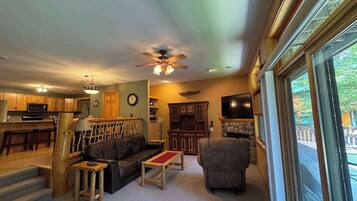 Townhome, Berbilang Katil, Patio (Minocqua Lk Condo B7) | Ruang tamu