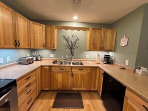 Városi lakás, több ágy, teraszos udvar (Minocqua Lk Condo B7) | Privát konyha