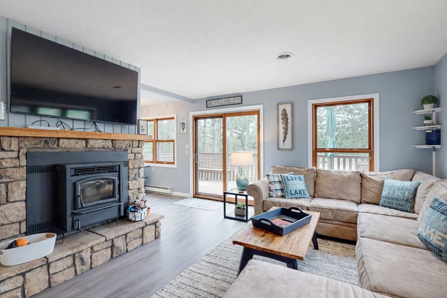 Nhà, nhiều giường, sân hiên (Lilly Pad Landing) | Khu phòng khách