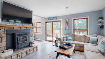 Nhà, nhiều giường, sân hiên (Lilly Pad Landing) | Khu phòng khách