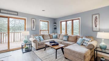 Nhà, nhiều giường, sân hiên (Lilly Pad Landing) | Khu phòng khách