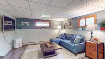 House, Multiple Beds, Patio (Lilly Pad Landing) | Living area