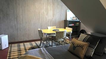 House, Multiple Beds, Patio (Iggy & Als Treehouse) | Dining