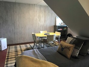 House, Multiple Beds, Patio (Iggy & Als Treehouse) | Dining - Iggy & Al's Treehouse: Northwoods Getaway (Hazelhurst)