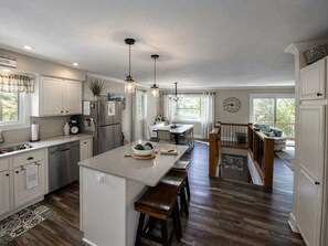 House, Multiple Beds, Patio (Iggy & Als Treehouse) | Private kitchen - Iggy & Al's Treehouse: Northwoods Getaway (Hazelhurst)