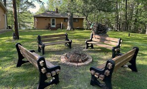 Property grounds - Iggy & Al's Treehouse: Northwoods Getaway (Hazelhurst)