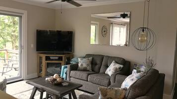 House, Multiple Beds, Patio (Iggy & Als Treehouse) | Living area