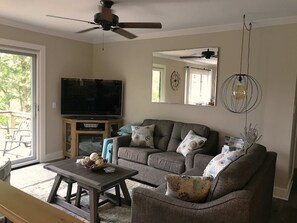 House, Multiple Beds, Patio (Iggy & Als Treehouse) | Living area - Iggy & Al's Treehouse: Northwoods Getaway (Hazelhurst)