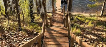 Iggy & Al's Treehouse: Northwoods Getaway
