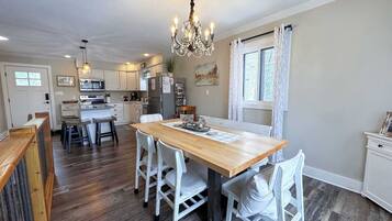 House, Multiple Beds, Patio (Iggy & Als Treehouse) | Dining