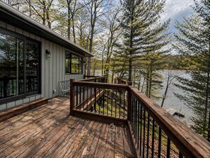 Terrace/patio - Iggy & Al's Treehouse: Northwoods Getaway (Hazelhurst)