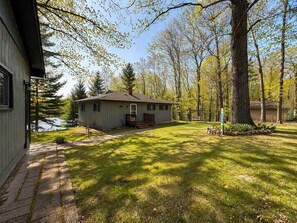 Exterior - Iggy & Al's Treehouse: Northwoods Getaway (Hazelhurst)