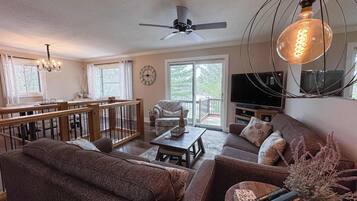 House, Multiple Beds, Patio (Iggy & Als Treehouse) | Living area