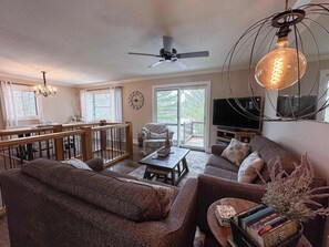 House, Multiple Beds, Patio (Iggy & Als Treehouse) | Living area - Iggy & Al's Treehouse: Northwoods Getaway (Hazelhurst)