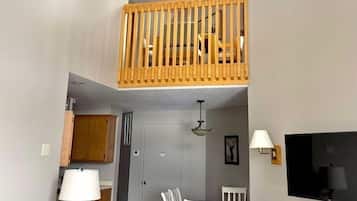 Condo, Berbilang Katil, Fireplace, Garden View (Pointe Unit 205) | Ruang tamu