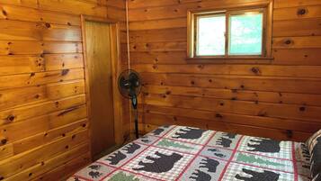 Cabin, Multiple Beds, Kitchen, Garden View (GS - Hungry Bear) | 3 bedrooms, individually decorated, individually furnished, bed sheets