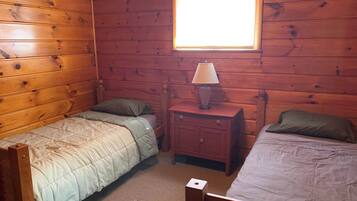 Cabin, Multiple Beds, Kitchen, Garden View (GS - Hungry Bear) | 3 bedrooms, individually decorated, individually furnished, bed sheets
