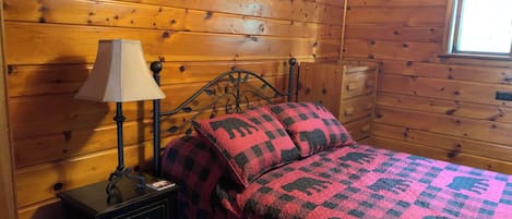 Chalet rustique, Plusieurs lits, cuisine, vue sur le jardin (GS - Hungry Bear) | 3 chambres, décor unique, ameublement unique, literie fournie