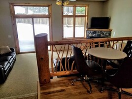 Apartamento, varias camas, patio, vistas al jardín (Minocqua Lk Condo B10) | Interior