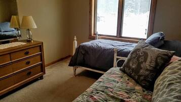 Kondominium, Beberapa Tempat Tidur, patio, pemandangan kebun (Minocqua Lk Condo B10) | 3 kamar tidur dan didekorasi berbeda-beda