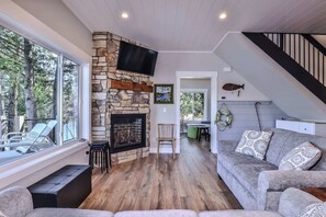 House, Multiple Beds, Patio (Shoreview Cottage) | Living area