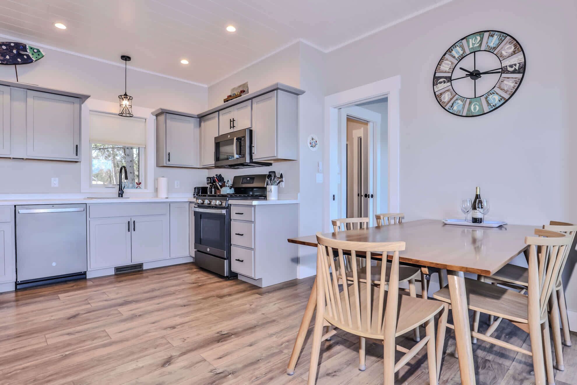 House, Multiple Beds, Patio (Shoreview Cottage) | Dining