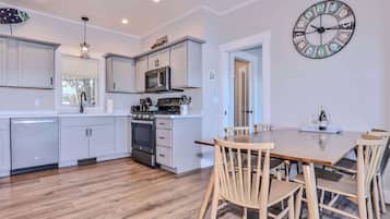 House, Multiple Beds, Patio (Shoreview Cottage) | Dining