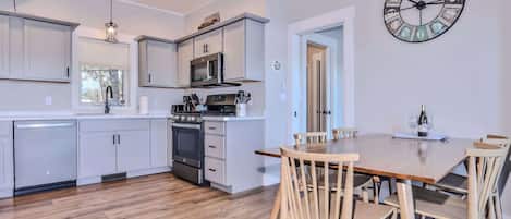 House, Multiple Beds, Patio (Shoreview Cottage) | Dining