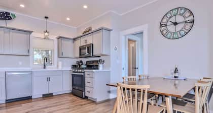 Eikedahls' Shoreview Cottage