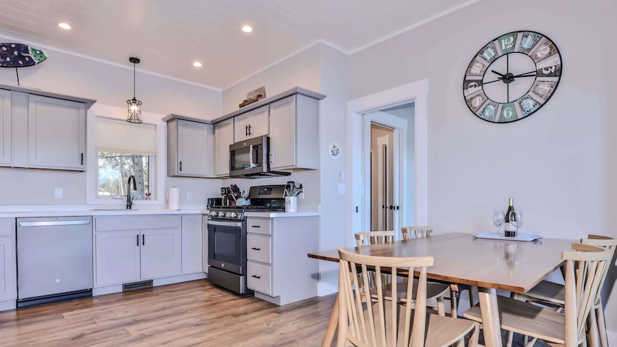 Eikedahls' Shoreview Cottage