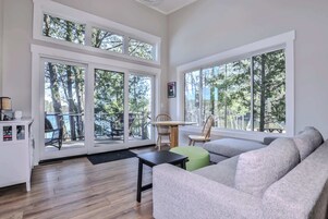 Casa, várias camas, varanda (Shoreview Cottage) | Área de estar | Lareira