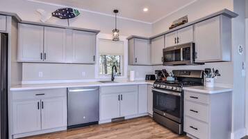 House, Multiple Beds, Patio (Shoreview Cottage) | Private kitchen