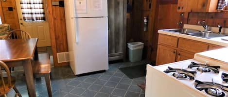 Cabin, Multiple Beds, Kitchen, Garden View (Old Stoney's Musky) | Private kitchen
