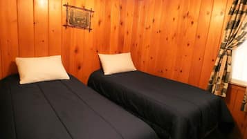 Cabin, Multiple Beds, Kitchen, Garden View (Old Stoney's Musky) | 2 bedrooms, individually decorated, individually furnished, bed sheets