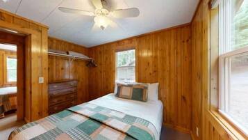 小屋, 2 張加大雙人床, 庭院 (A Shore Thing) | 2 間臥室、獨特裝潢、布置獨特、床單