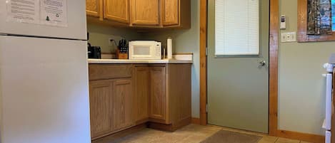 小屋, 2 張加大雙人床, 庭院 (Anderson Lakeside Cabin) | 住宿內部