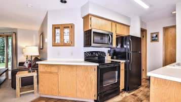 Condo, 1 King Bed with Sofa bed, Fireplace, Garden View (Pointe Unit 101) | Private kitchen