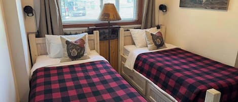 Condo, Plusieurs lits, patio (Minocqua Shores #7) | 3 chambres, décor unique, ameublement unique